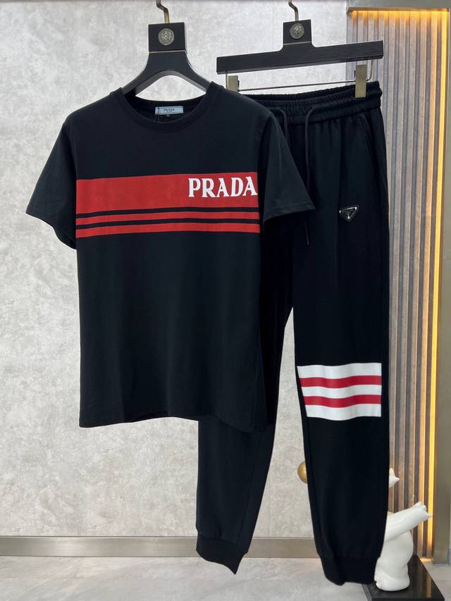 品牌 Prada普拉达 2024夏款最新品，专柜同步有售，原单狠货，休闲时尚套装，进口原版双纱纯棉面料，潮范十足，上身舒适透气，档次极高，上身帅气十足，推荐码数