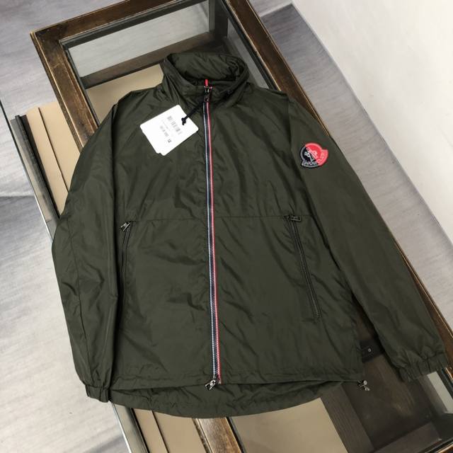 Moncler 蒙口 重磅推荐！ 专柜同步 超有型 简洁大方舒适 连帽夹克外套 帽子可隐藏 定制进口纤维弹性面料 柔软细腻，都非常合适，三色拉链撞色极为抢眼，处