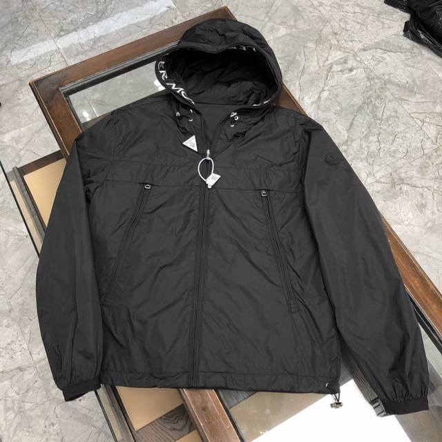 现货代发 Moncler 蒙口 专柜同步有售，双面穿夹克外套。 刻字五金配件。米兰时装走秀专柜系列！重工艺打造，今年最火爆的夹克。品质堪比专柜正品。实用性超强。