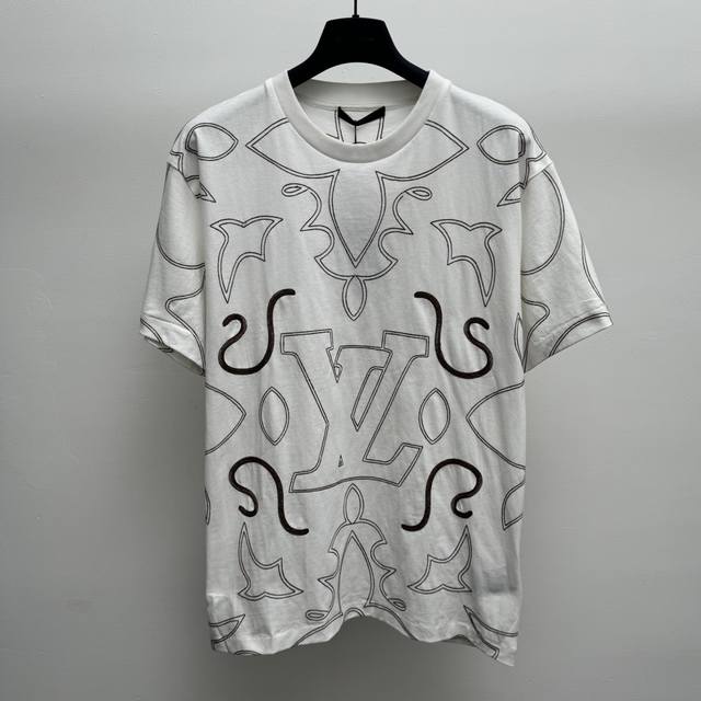 Lv 2024新款棉质素描logo短袖t恤 Size S M L Xl 这款棉质t恤呈现方正廓形，彰显简约魅力。短袖圆领设计简洁而精致，饰有经典的品牌英文字母打