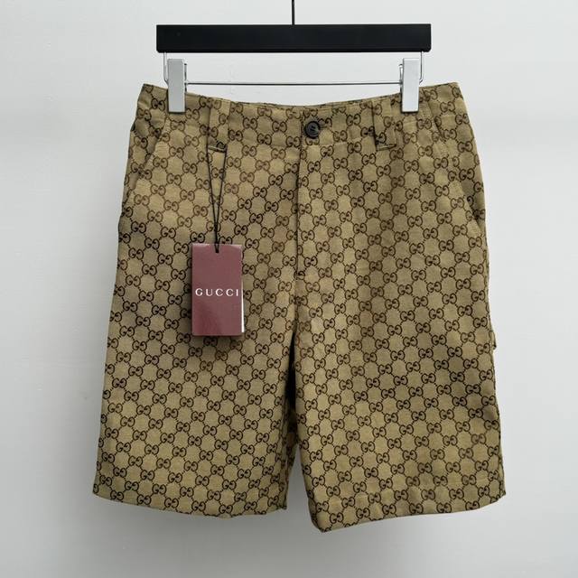 Gucci 古奇24Ss新款早秋系列双g经典logo短裤 Size 46 48 50 72 以现代视角焕新诠释品牌经典设计元素和精致图案。这款短裤甄选gucci