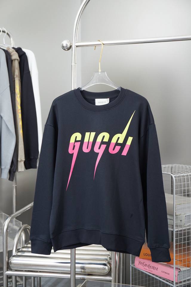 高品质 Gucci 古驰 Ss 秋冬新款渐变闪电字母logo圆领卫衣，简约又不失风格的复古，原版定制高克重双股面料制作，面料手感扎实，上手非常有档次 贴身柔软细