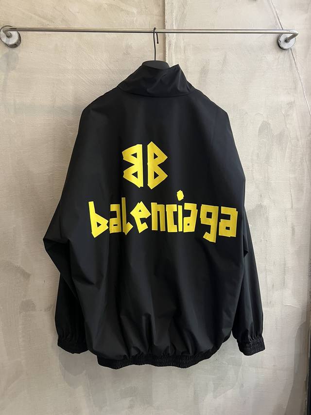 高版本 Balenciaga巴黎世家24Ss 官网同步 美纹纸尼龙纤维高领冲锋衣 采用进口尼龙功能性面料 进口机器设备印花工艺 定制1:1五金拉链 宽松版型 男