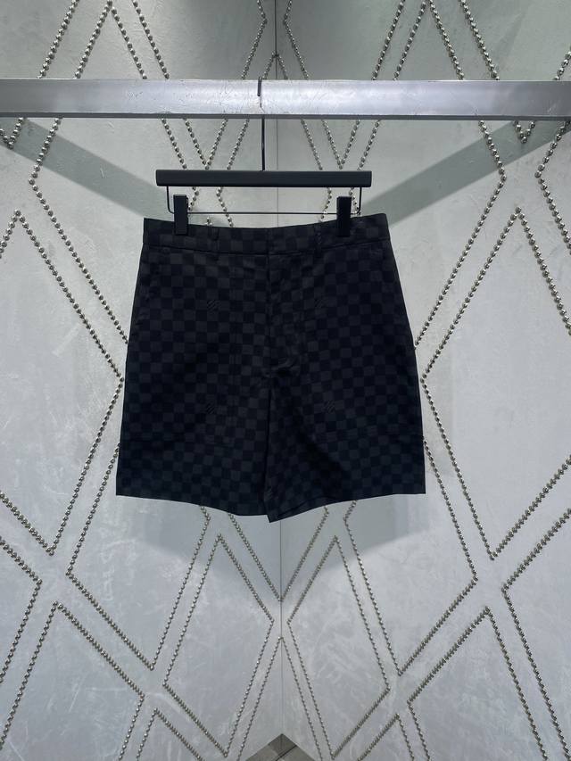 驴家 24Ss新款棉质短裤出自 Lv Cup 系列，为全幅 Damier 图案融入 Marque L.Vuitton Déposée 标识，再以 Gaston