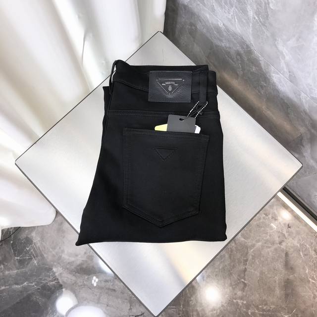 普拉达 Prada 码数：29--40 无37 39 2024秋冬新品。订制高品质时尚牛仔裤。超级百搭款。独家定制-进口高端高密度精棉面料，贴身舒适，超靓版型、