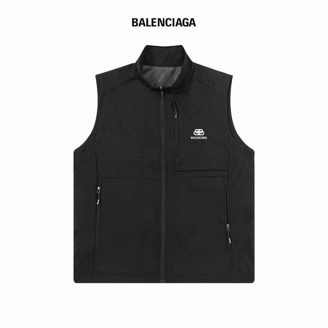 户外三防！高端必入！ 巴黎世家 Balenciaga 24Ss新款户外 防风水透气轻量马甲 产品特性： 防风雨，防静电，抗撕耐磨！ 做到了即轻量，又具备很好的三