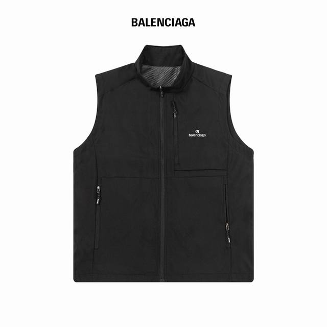 户外三防！高端必入！ 巴黎世家 Balenciaga 24Ss新款户外 防风水透气轻量马甲 产品特性： 防风雨，防静电，抗撕耐磨！ 做到了即轻量，又具备很好的三