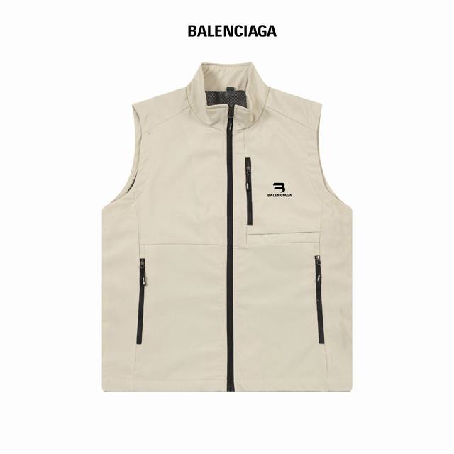 户外三防！高端必入！ 巴黎世家 Balenciaga 24Ss新款户外 防风水透气轻量马甲 产品特性： 防风雨，防静电，抗撕耐磨！ 做到了即轻量，又具备很好的三