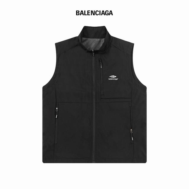 户外三防！高端必入！ 巴黎世家 Balenciaga 24Ss新款户外 防风水透气轻量马甲 产品特性： 防风雨，防静电，抗撕耐磨！ 做到了即轻量，又具备很好的三