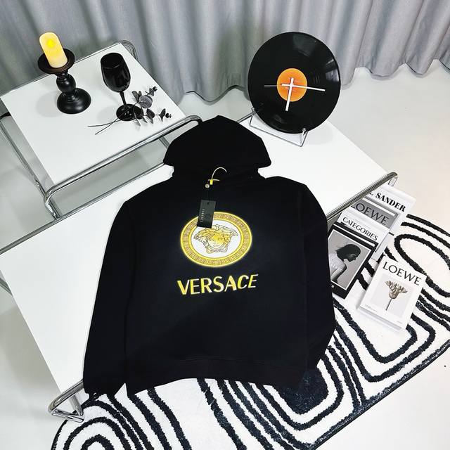 高端品质 Versace 2024Ss秋冬装 新款系列 金色美杜莎 连帽卫衣 采用进口康丽数码直喷印花 定染高品质潮牌420G精密双股大毛圈面料 Os宽松落肩版