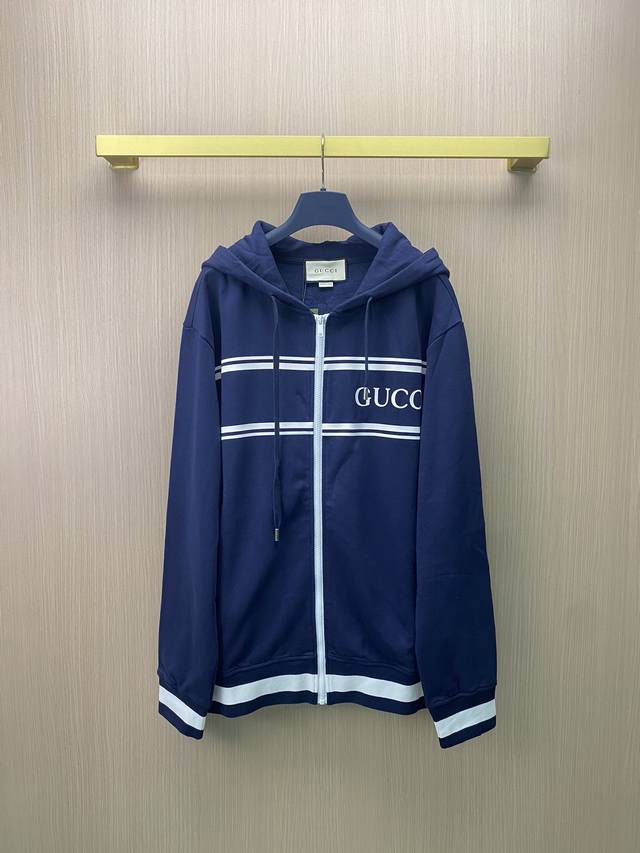 Gucci古驰 新款标识条纹印花午夜黑针织拉链连帽外套 这款单品出自gucci Lido系列，设计灵感源自意大利海岸的夏日风情和海滩俱乐部。早秋系列聚焦基础廓形