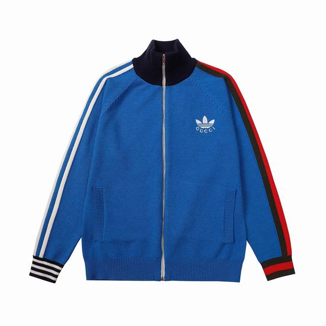 Adidasx Gucci联名系列拉链外套夹克 Adidas和gucci大胆探索联名系列，织带和gg字母交织图案巧妙搭配白色三条纹和三叶草徽标。该系列灵感源自创