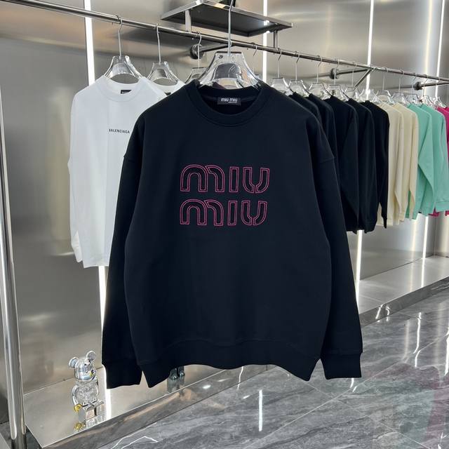 Miu Miu 2024秋冬新款 贴布绣花圆领卫衣 420克定制面料 男女同款 S M L Xl Xxl 五个码 黑色 米灰色 白色