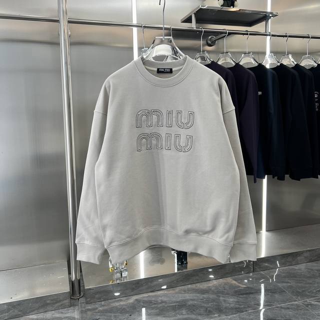 Miu Miu 2024秋冬新款 贴布绣花圆领卫衣 420克定制面料 男女同款 S M L Xl Xxl 五个码 黑色 米灰色 白色