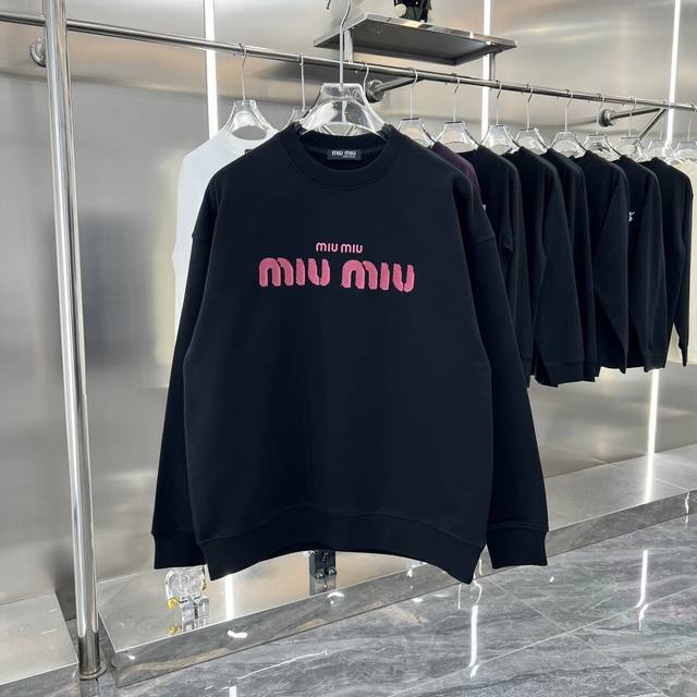 Miu Miu 2024秋冬新款 特种绣花圆领卫衣 420克定制面料 男女同款 S M L Xl Xxl 五个码 黑色 白色