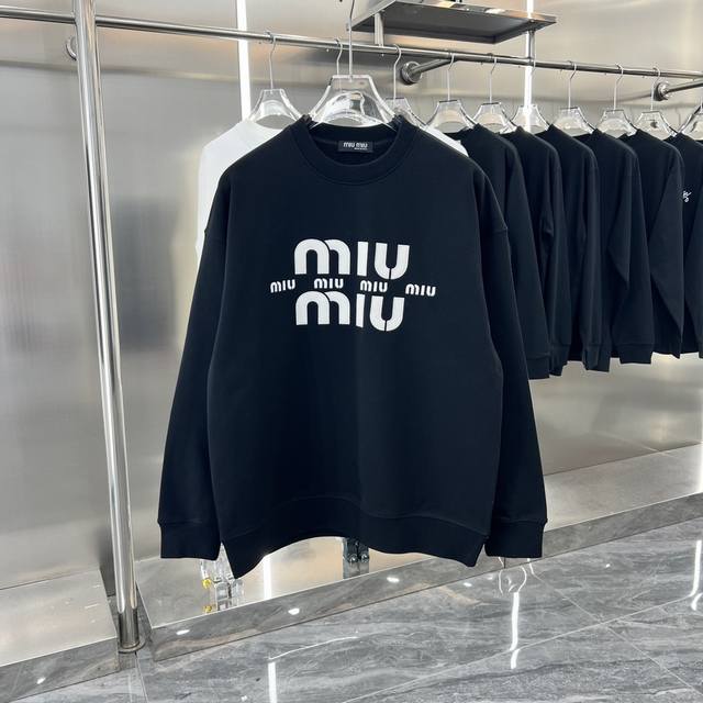 Miu Miu 2024秋冬新款 贴布绣花圆领卫衣 420克定制面料 男女同款 S M L Xl Xxl 五个码 黑色 米灰色