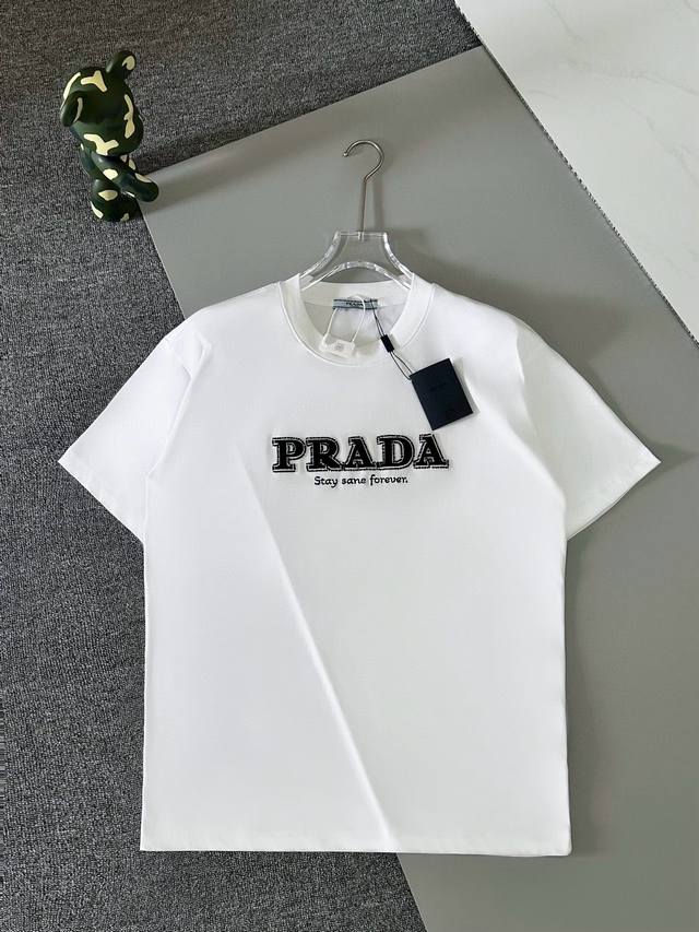 Prada 普拉达 2024年夏季新款t恤，胸前字母logo釆用牙刷绣和珠片刺绣工艺独特设计，采用32支260克双纱纯棉面料，面料柔软 时尚百搭 三标齐全 男女