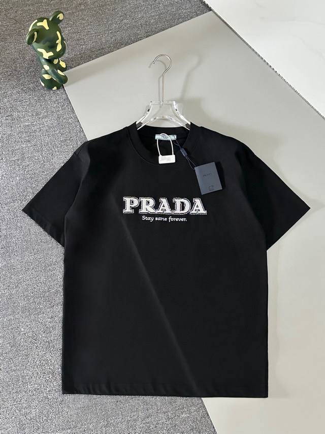 高品质]Prada *普拉达 *2024年夏季新款t恤，胸前字母logo釆用牙刷绣和珠片刺绣工艺独特设计，采用32支260克双纱纯棉面料，面料柔软 时尚百搭 三