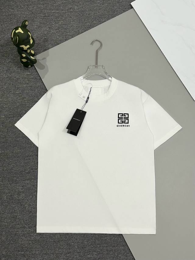 高品质givenchy *纪梵希*最新款前幅胸前采用logo刺绣英文。后幅也是刺绣大logo。采用进口百灵达绣花机10W针高密度刺绣。细节完美。另整件衣服不单调