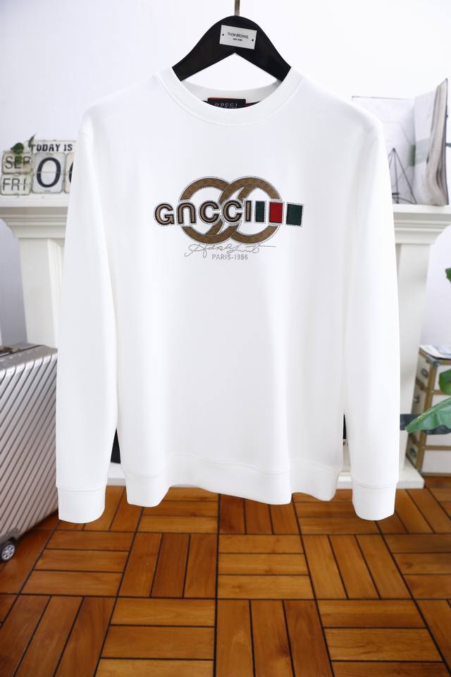 古驰 Gu*Ci. 24早秋新品！时尚男士圆领卫衣胸前奢华定制logo设计！绝对经得起时间的考验！！采用高档莫代尔面料，超舒适面料，非常显档次懂货的必须入！版型