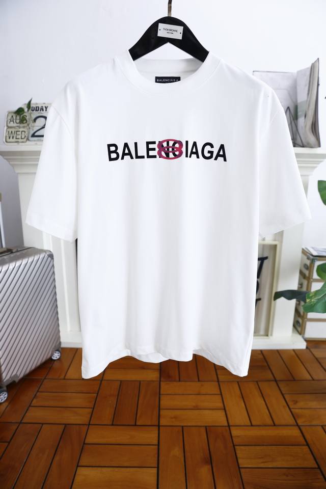 巴黎世家 Balenciaga. 24新品男士套头短袖时尚经典圆领设计！胸前品牌字母logo搭配！高级定制百搭款式 任何人都可以轻松驾驭 采用高档顶级面料！非常