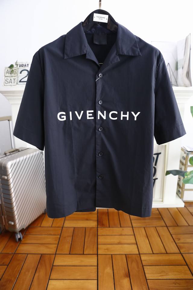 纪梵希 Givenchy. 早秋gvc经典款字母印花衬衣男女同款宽松休闲短袖衬衫采用经典棉质衬衣面料材质，上身舒适！胸口经典字母logo印花装饰，采用胶浆直喷印