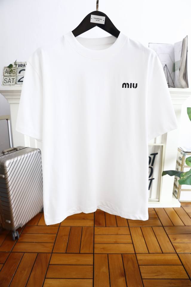 Miumiu. 2024秋季新品男士加厚打底短袖衣橱里不可或缺的百搭利器，市面罕见类型，采用定制面料柔软亲肤，胸前奢华经典字母logo设计 自带辨识度 标榜身份