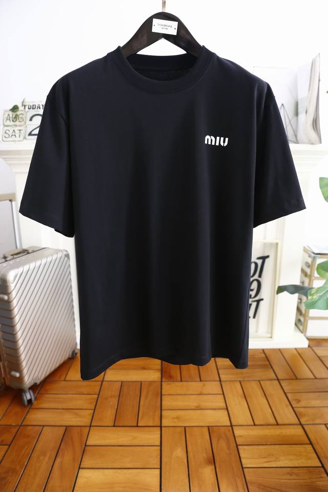 Miumiu. 2024秋季新品男士加厚打底短袖衣橱里不可或缺的百搭利器，市面罕见类型，采用定制面料柔软亲肤，胸前奢华经典字母logo设计 自带辨识度 标榜身份