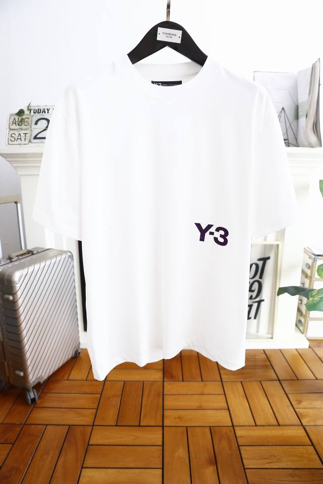 Y-3 山本耀司. 2024Ss秋冬新品时尚经典加厚短袖外贸公司订单，胸前奢华品牌经典logo时尚配饰，任意搭配，专柜在售，米兰时装界设计风格最妖娆的品牌，采用