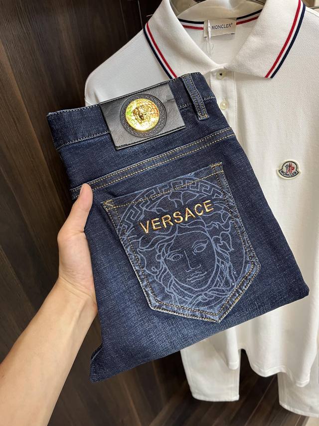 主推 Versace 2024秋冬独家专供新款秘范思哲潮男时尚休闲裤，秋冬新款裤子 高端欧版原单潮流时尚休闲裤子 透气舒适度高，细节无可挑剔，品牌元素设计理念，