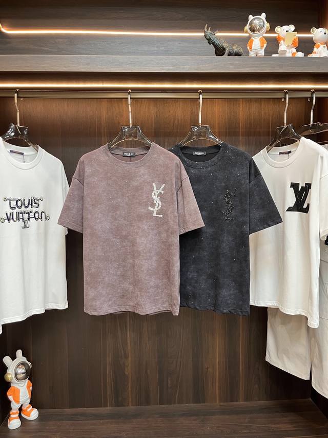 主推 Ysl 独家专供新款圣罗兰潮男时尚圆领短袖，高端欧版t恤，潮流时尚休闲短袖 透气舒适度高，细节无可挑剔，品牌元素设计理念，体现高品质。呈现休闲裁剪，上身版