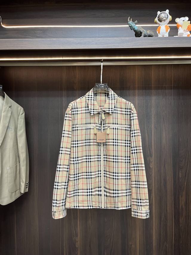 主推 Burberry 2024Ss秋季新款发布巴宝莉轻奢翻领外套，秋冬新品时尚潮流休闲夹克，经典格子设计，穿上就是舒适自在慵懒而随性，结合干净简单的色系就特别