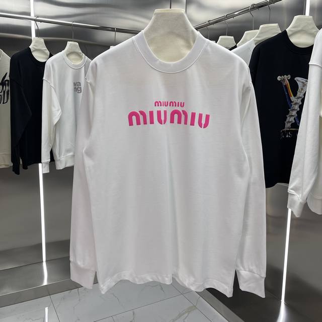 Miu Miu缪缪 24年秋冬新款 发泡印花长袖螺纹t恤明星穿搭款 采用双纱纯棉300G，面料颜色定制定染，不缩水不退色。手感舒服，质感超强潮男潮女必备经典落