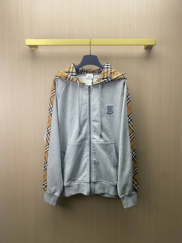 Burberry巴宝莉 新款经典logo刺绣连帽拉链外套 采用460克纯棉面料，立体刺绣起绳装饰定制扁织带罗纹，经典条格纹拼接袖子点缀，胸口刺绣，进口面料，款独