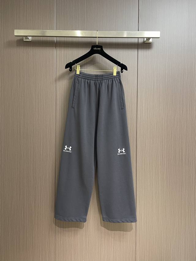 Balenciaga &Under Armour 安德玛联名款运动卫裤，本次合作系列采取了一样的极简思路，通过传统的版型加大凸显blcg设计语言 呈现集功能性与