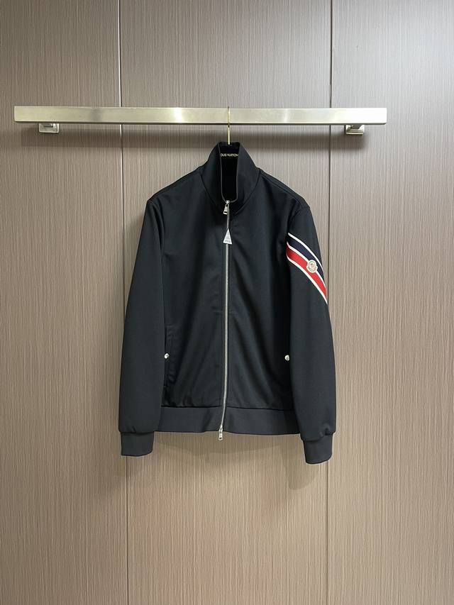 Moncler 2024Ss早秋新品立领拉链外套。采用棉质混纺面料制成，是衣橱常备的基础款休闲单品。拉链款式设计，衣袖上饰有贯穿整个系列的三色条纹标志。通勤日常