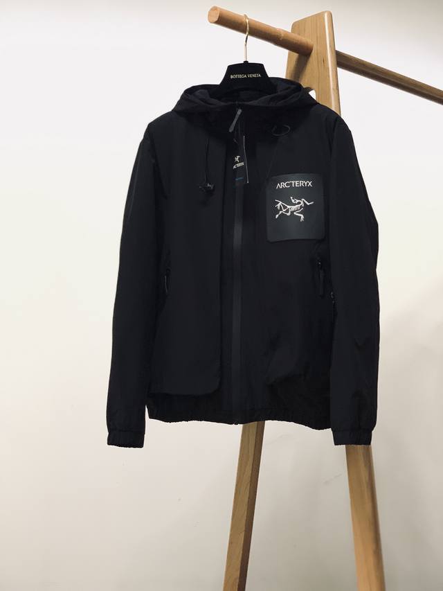 Arcteryx 始祖鸟 2024Ss早春新品 连帽夹克风衣外套，微阔版型 上身秒瘦显白 ，手感处理完美 重工极强的轮廓设计搭配简直绝配，胸前印花皮牌标识，客供