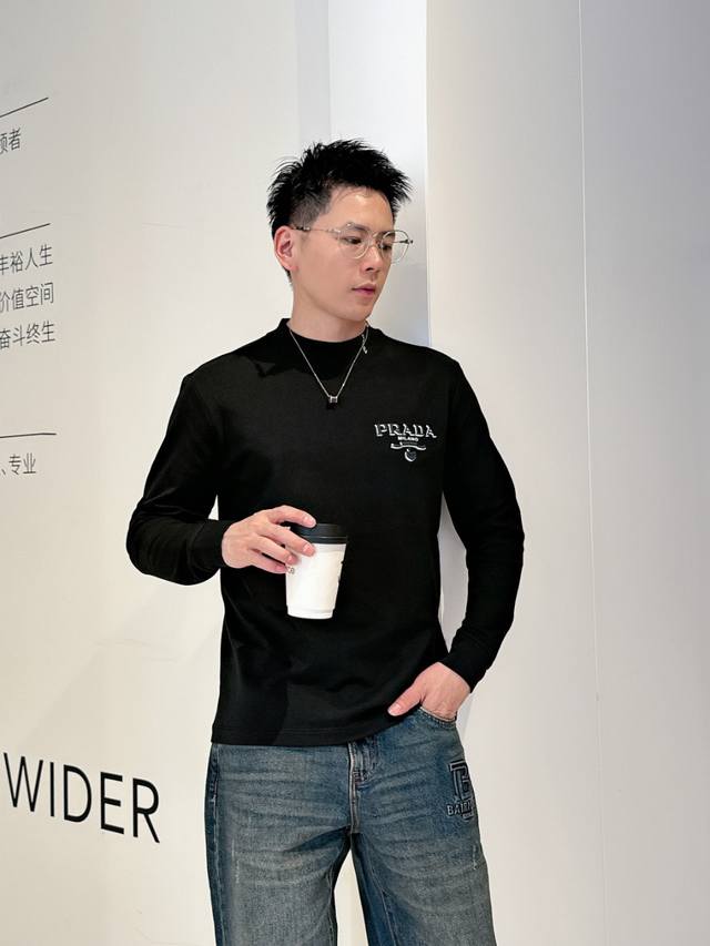 普拉达 2024秋冬专柜新款 时尚休闲打底衫长袖t恤，精选进口高密度双面拉架棉面料，精致原版logo打造，舒适性与透气性兼优，柔软抗皱弹性和垂性极佳，无论是单穿