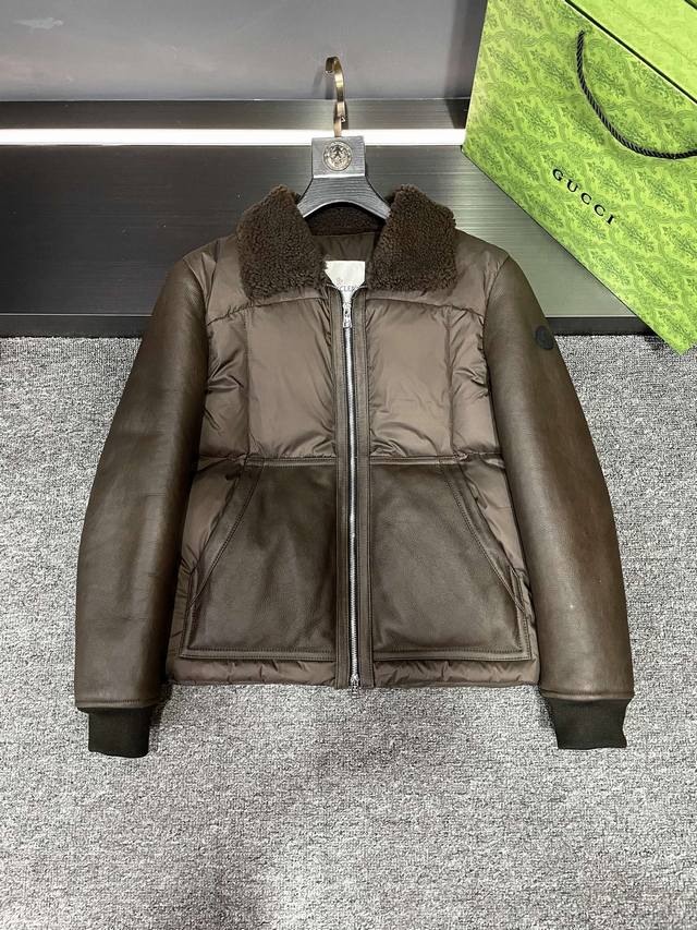 热销 蒙口 Moncler 新款拼皮羽绒 进口羊皮拼接聚酯纤维 90白鸭绒填充 搭配羊毛领 有他搭配就成了一件轻而易举的事情 码数48-56