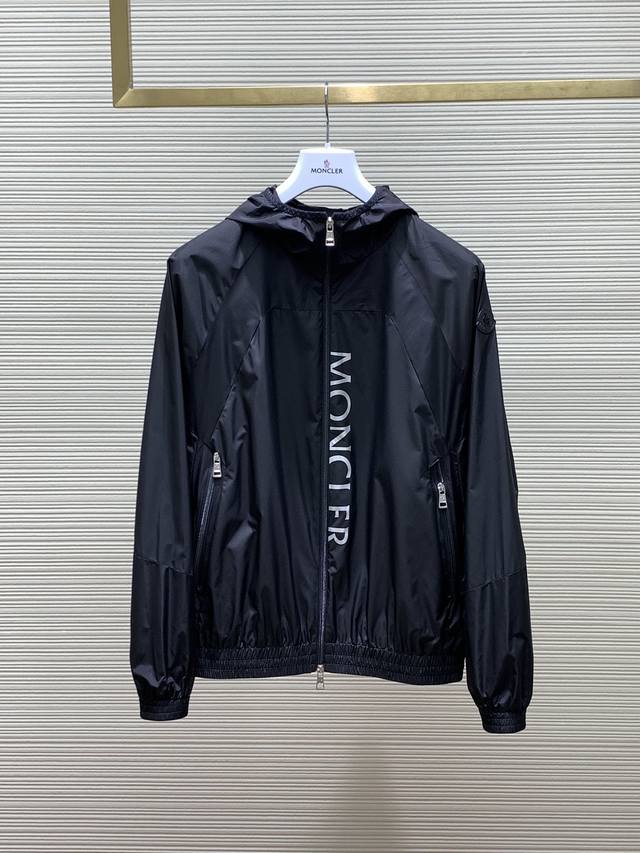 Moncler 蒙口，2024秋冬最新品，专柜同步有售，原单狠货，时尚休闲连帽外套，上身舒适！吸睛而有亮点，采用进口原版面料，顶级印花工艺字母图案logo，原版