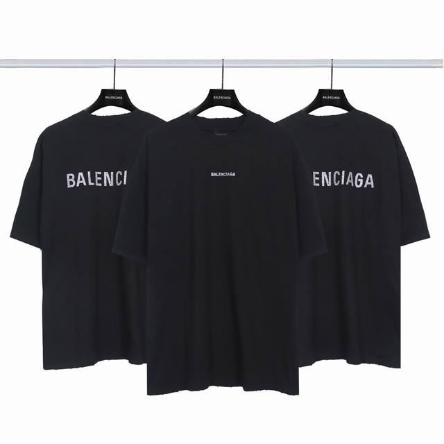 巴黎世家balenciagg 新款前后中间字母烫钻短袖 24年主麦上身 前后选用进口奥钻 精密排序后采用重工高温热压至衣身做工完美无瑕 颜色一致无色差 整体走线