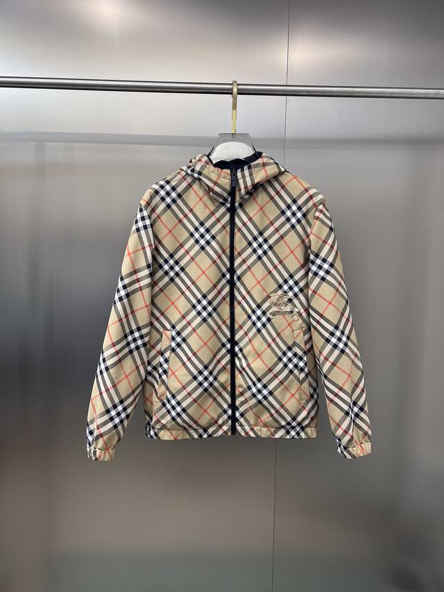 Burberry 巴宝莉2024早秋新款原单男士连帽风衣夹克外套 双面穿注意细节 官网同步售卖 大爆款 高版本 简约时尚百搭 经典格子系列贴布刺绣战马logo图