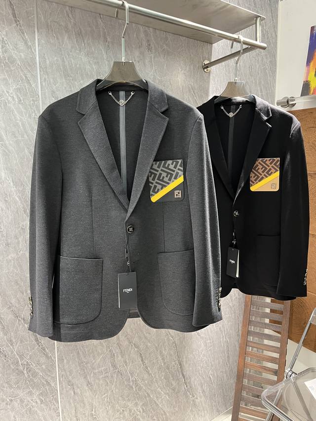 Fendi ｜24Ss秋冬新品西服外套！外贸公司订单！订制皮牌 图形五金. 进口锦棉罗马面料，高科技无缝压胶工艺.面料笔挺垂感十足，整件衣服车工走线整齐平整.所