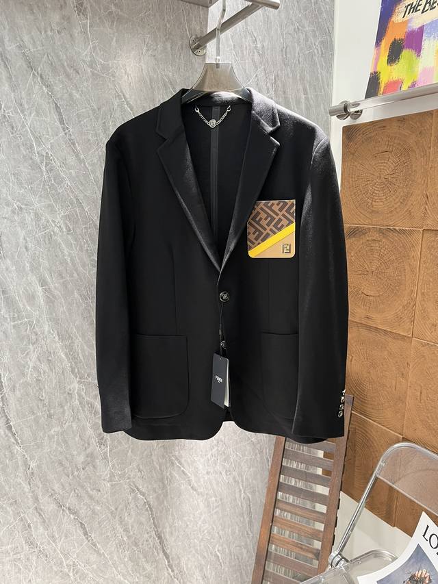 Fendi ｜24Ss秋冬新品西服外套！外贸公司订单！订制皮牌 图形五金. 进口锦棉罗马面料，高科技无缝压胶工艺.面料笔挺垂感十足，整件衣服车工走线整齐平整.所