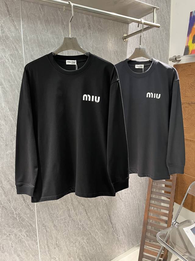 Miumiu ｜24Ss秋季新款打底t恤！.减龄风格满贯，！！！经典黑白字母设计品牌字母logo.订制优质高克重300G纯棉面料.肩部线迹质感满满。。 颜色：黑