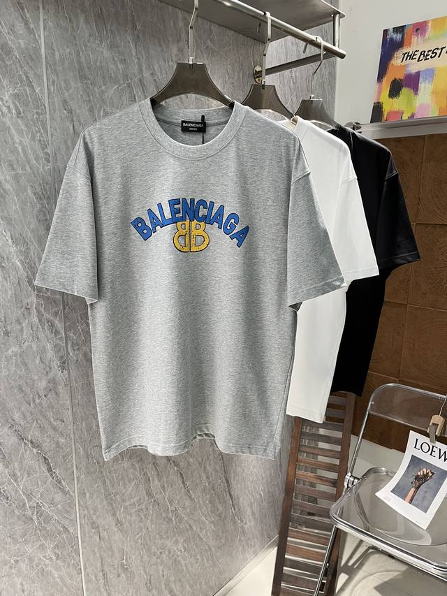 Balenciaga 24Fw新品t恤. 客供300G纯棉面料。。工整细致呈现完美效艺，工艺化的棉料更贴合！！！手感质感无可挑剔的细腻舒适，色泽油润！！舒适度