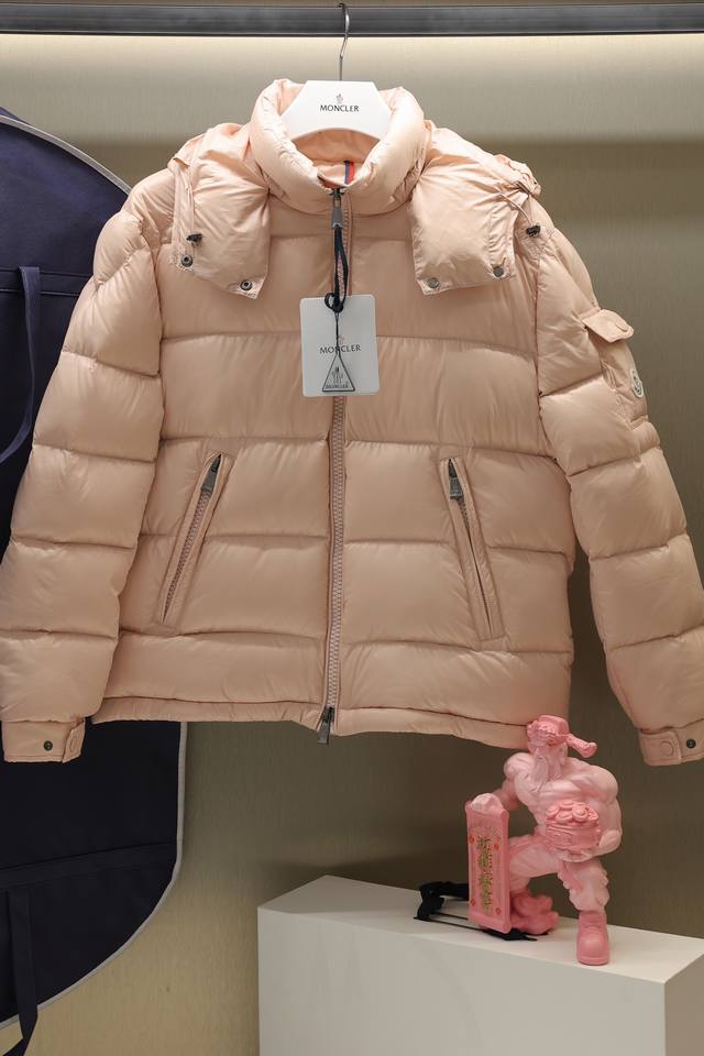 24Maire羽绒上新moncler Maire女款短款羽绒服演绎玛雅经典 面料：科技尼龙亮漆面 客供面料 高度蓬松超标90绒填充 Maire 羽绒夹克专为喜欢