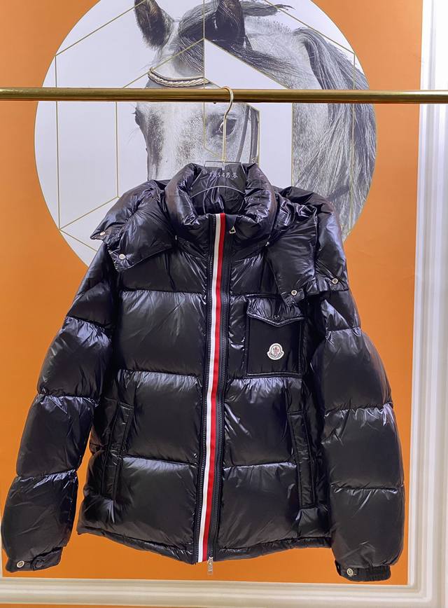 Moncler 蒙口男款羽绒服大货开启亚洲蒙口专柜有售 手袖配带防风手袖 内里双层内胆 保证了衣服的保暖性和不跑绒 辅料细节五金全部到位 黑色 ，码数：1234