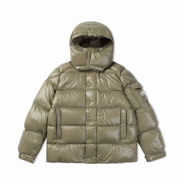 Moncler 23Fw蒙口maya玛雅70周年限定羽绒服 -Moncler Maya 经典之作亮面小标羽绒服，袖口上的口袋与70周羊毛毡小标的完美结合，帽子可