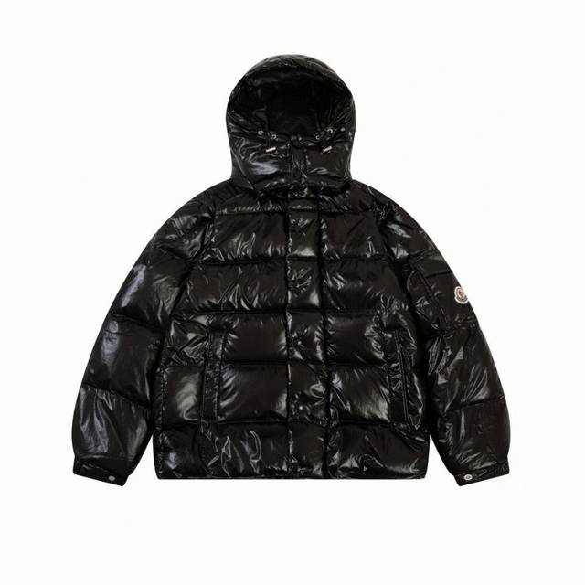 Moncler 23Fw蒙口maya玛雅70周年限定羽绒服 -Moncler Maya 经典之作亮面小标羽绒服，袖口上的口袋与 70周羊毛毡小标的完美结合，帽子